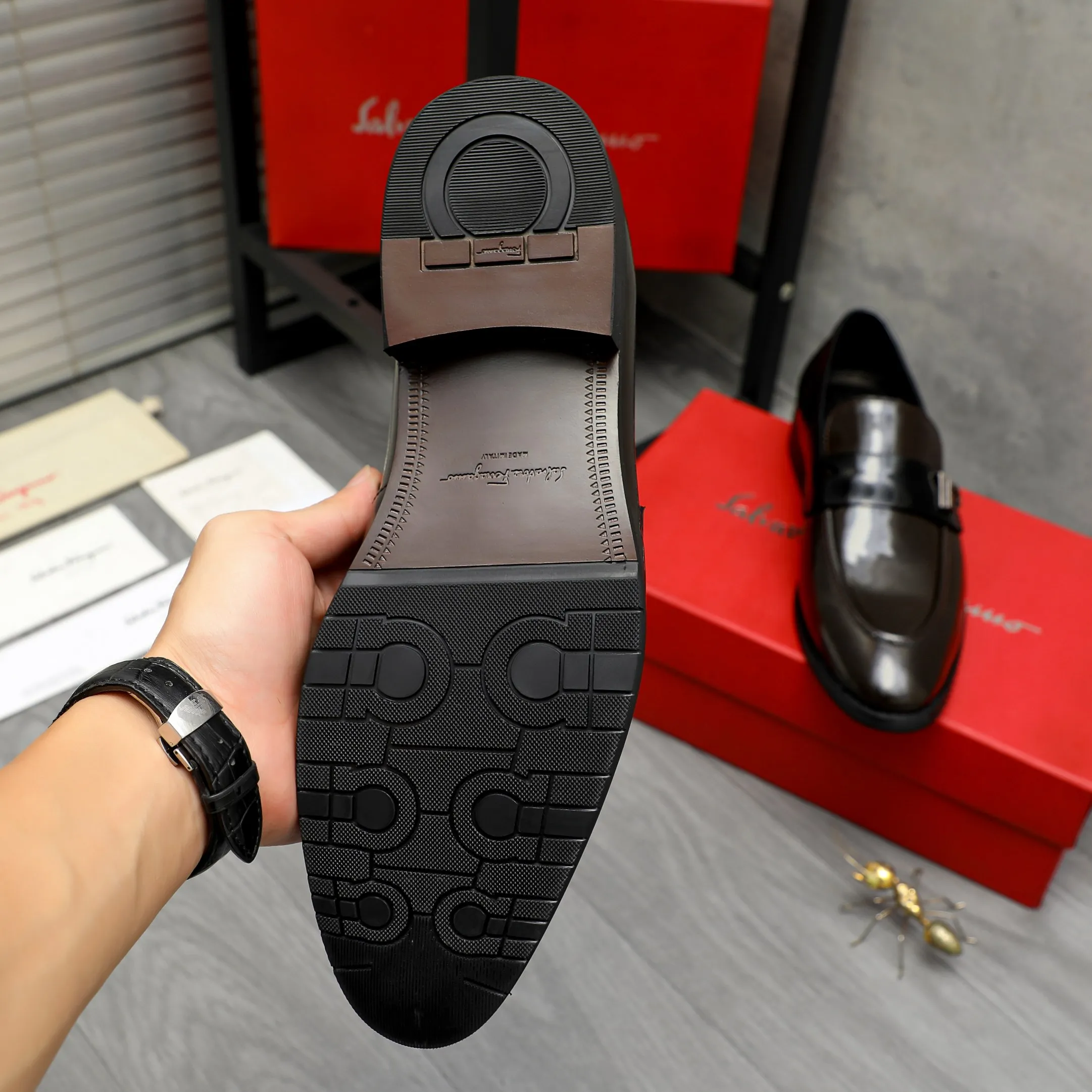 Men's shoes 💰460 Product trademark: Ferragamo "Ferragamo" business slip-on leather shoes Regular size: 39-44 Product materials: Selected high-quality pearlescent cowhide upper, cowhide lining, original outsole